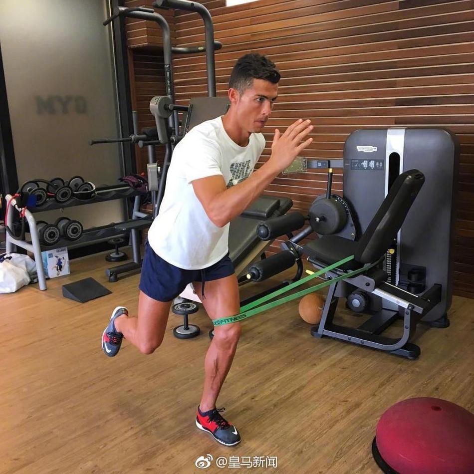 C罗曾经小小少年 如今风度翩翩