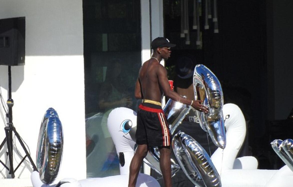 博格巴搞比基尼趴成人女星助阵