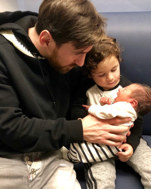 梅西超萌二儿子三岁了