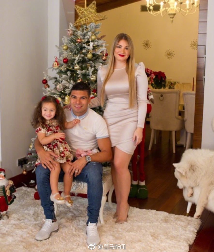 皇马大将一家子过圣诞真热闹