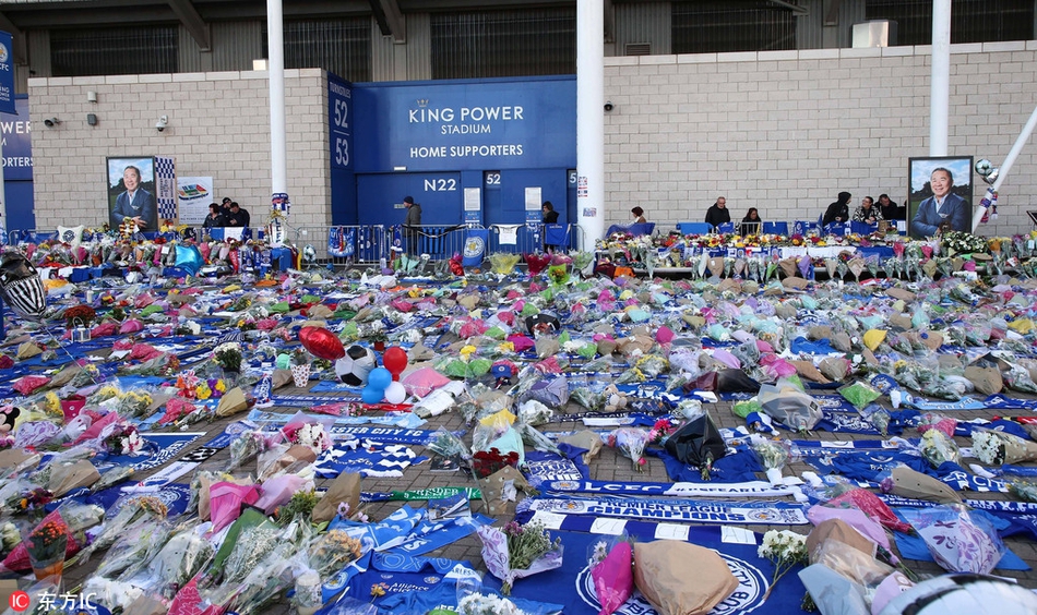 瓦尔迪等莱斯特球员悼念老板