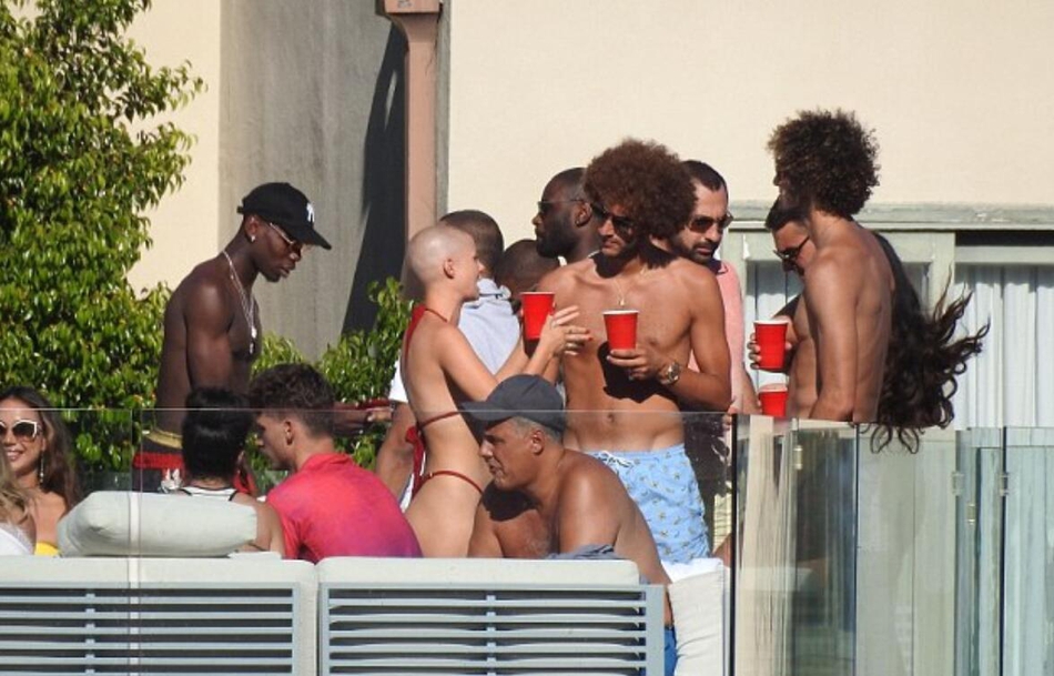 博格巴搞比基尼趴成人女星助阵