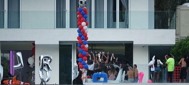 博格巴搞比基尼趴成人女星助阵