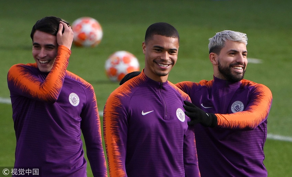 曼城备战欧冠 阿圭罗发型抢镜