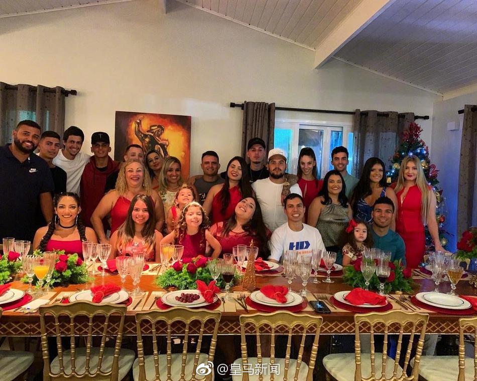 皇马大将一家子过圣诞真热闹