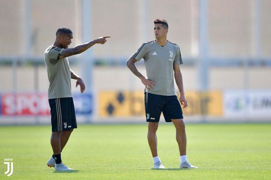 尤文训练备战 C罗抢镜