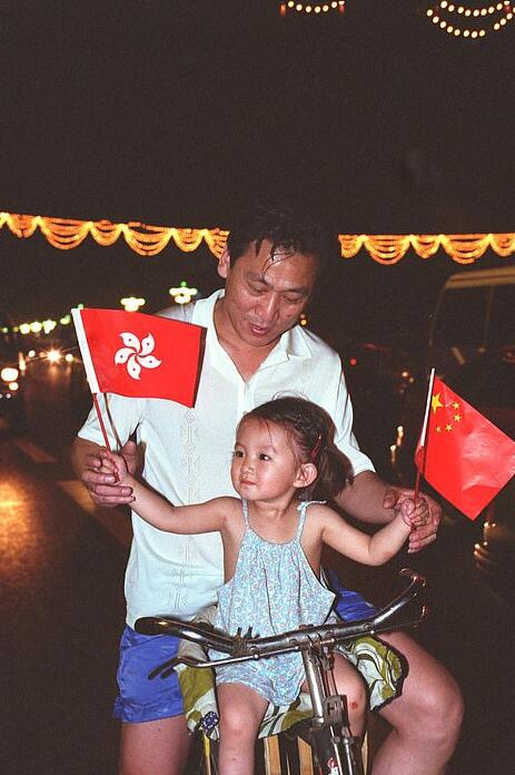 1997 庆祝香港回归的父女二人