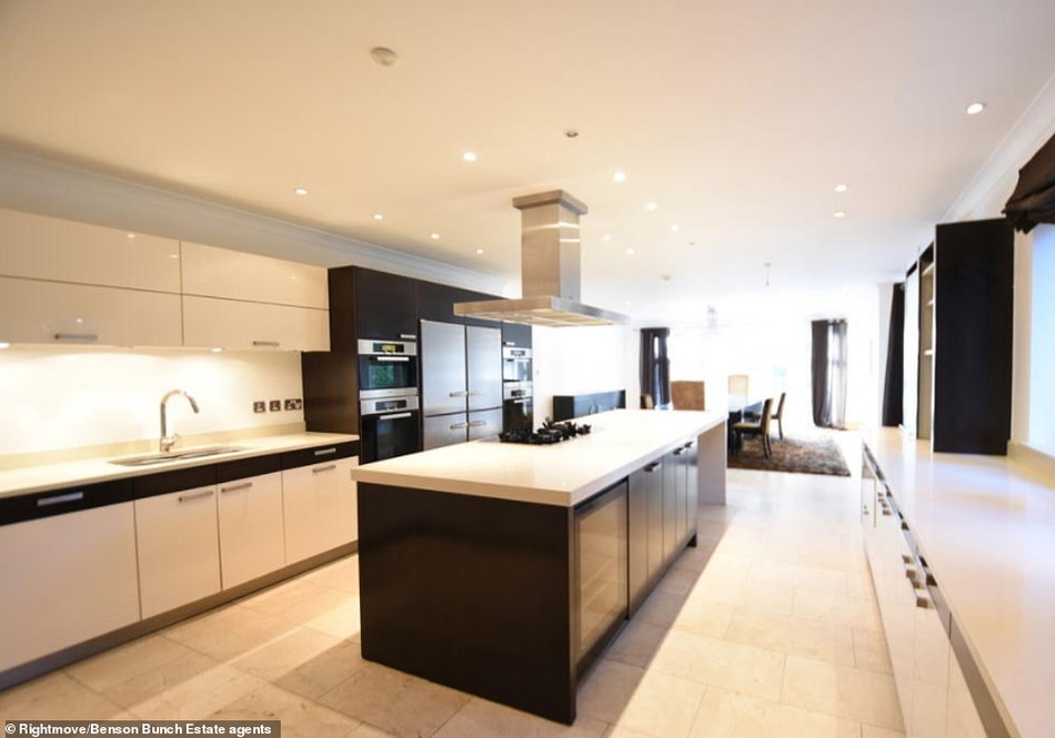 C罗卖豪宅!赔了64.5万英镑