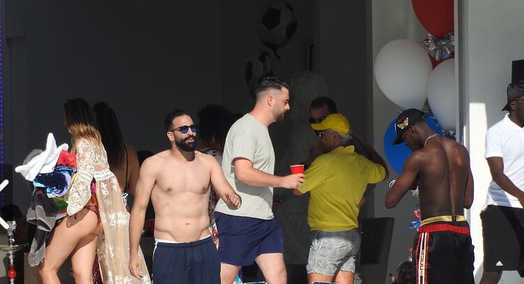 博格巴搞比基尼趴成人女星助阵