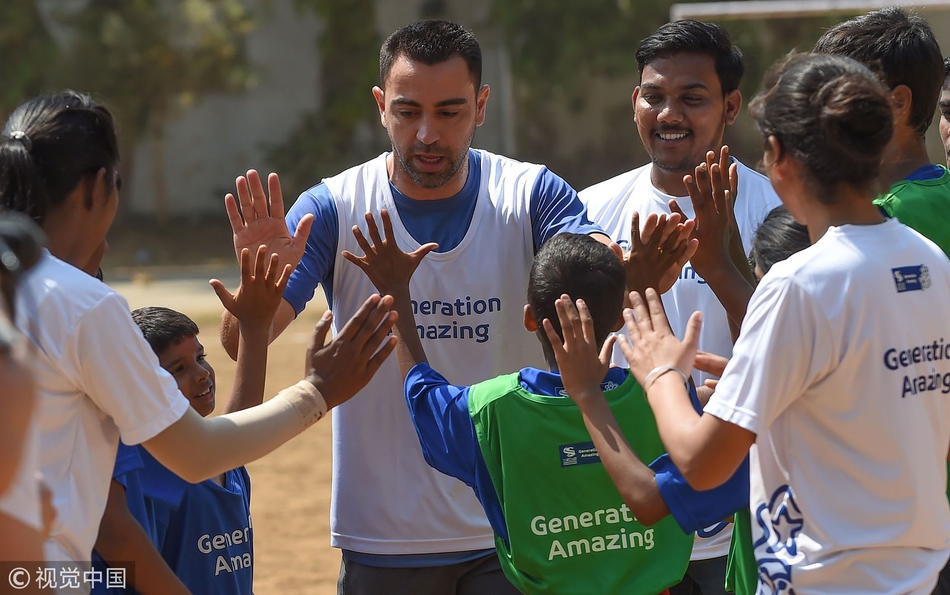 哈维出席活动与小球员同场竞技