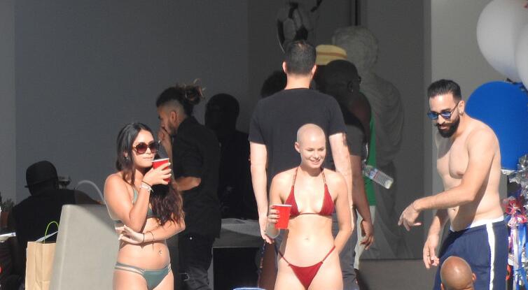 博格巴搞比基尼趴成人女星助阵