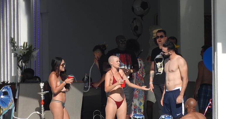 博格巴搞比基尼趴成人女星助阵