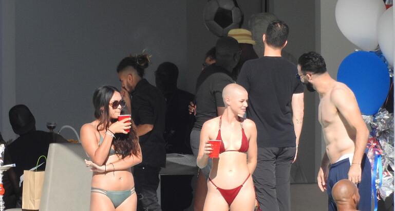 博格巴搞比基尼趴成人女星助阵