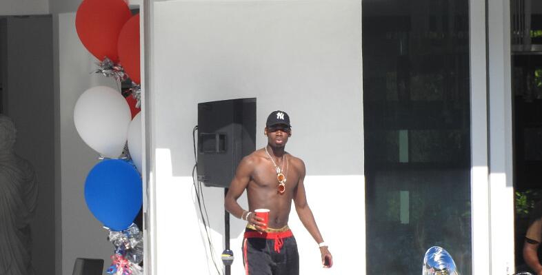 博格巴搞比基尼趴成人女星助阵