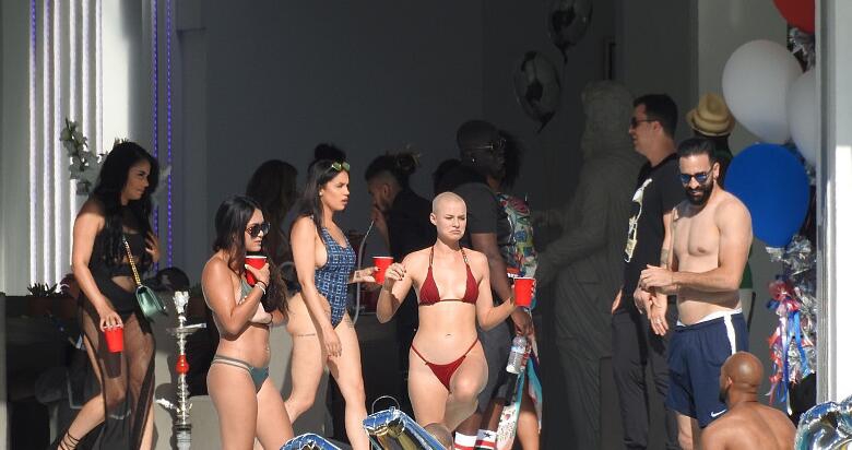 博格巴搞比基尼趴成人女星助阵