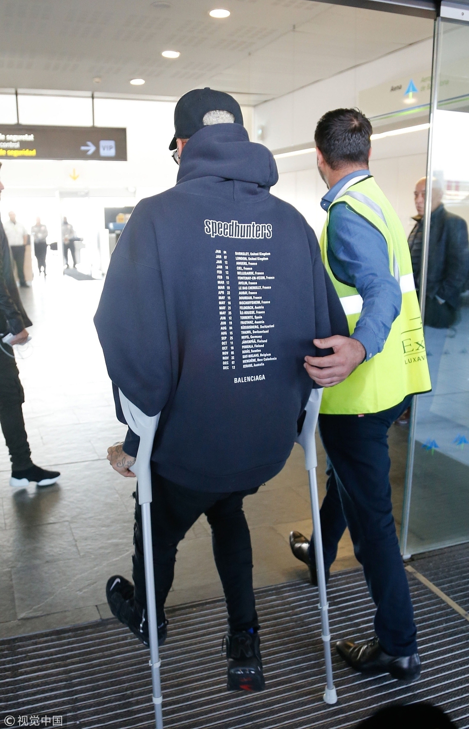 内马尔拄杖现身巴塞罗那