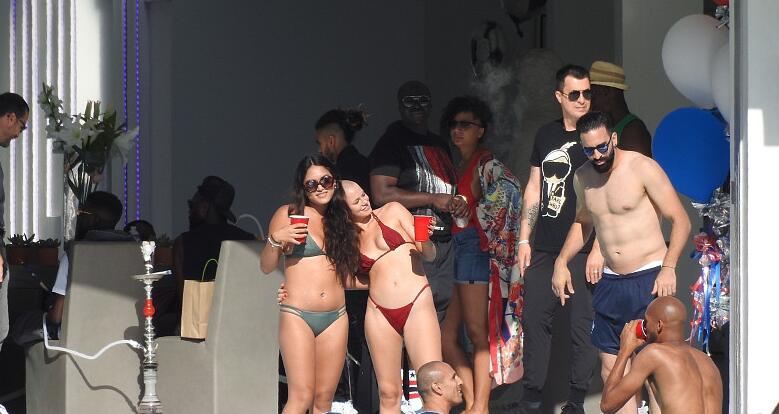 博格巴搞比基尼趴成人女星助阵