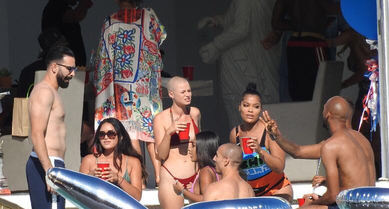 博格巴搞比基尼趴成人女星助阵