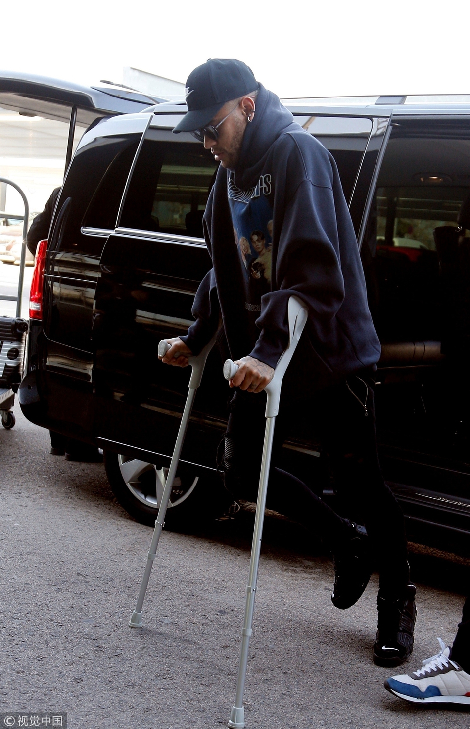 内马尔拄杖现身巴塞罗那