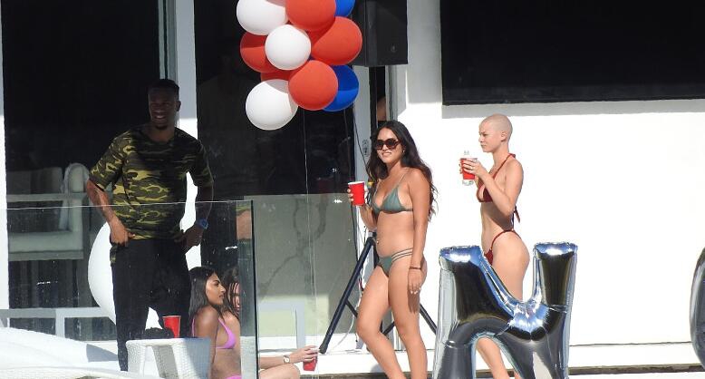 博格巴搞比基尼趴成人女星助阵