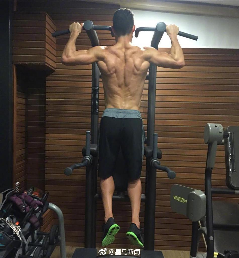 C罗曾经小小少年 如今风度翩翩