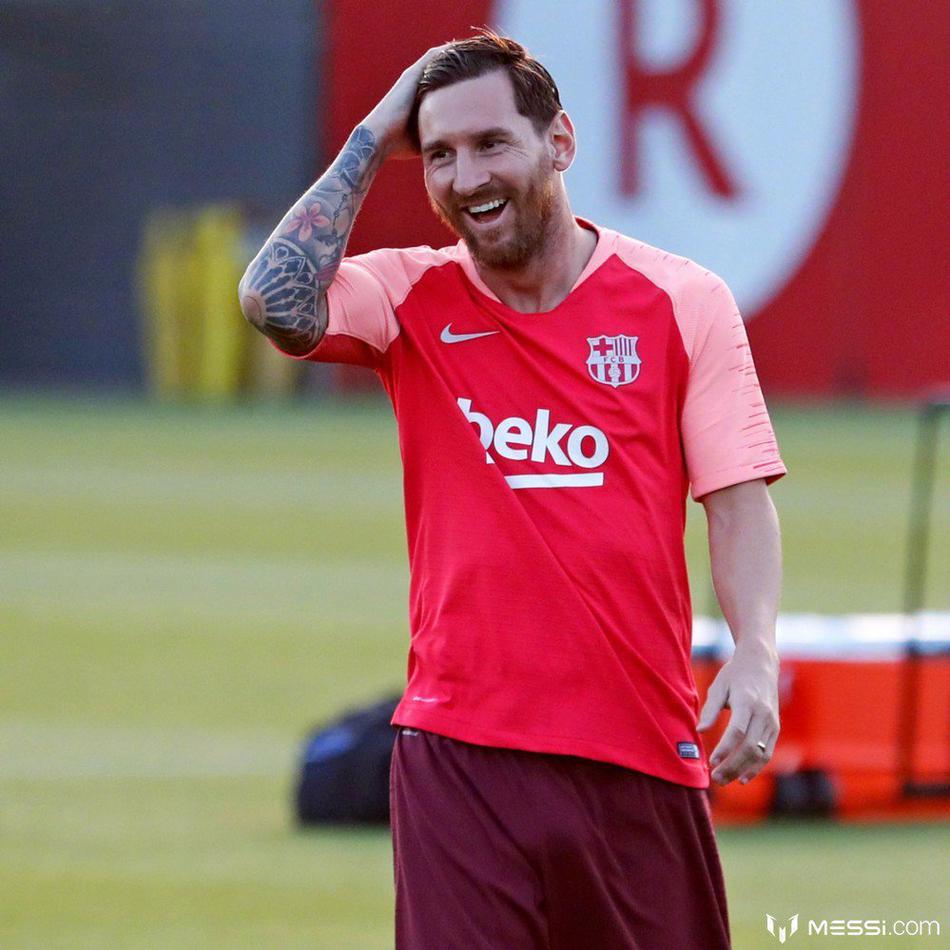 巴萨训练备战欧冠 梅西又坐球