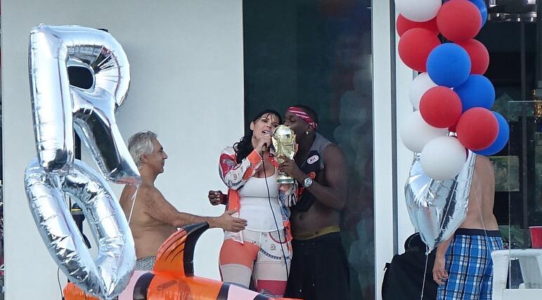 博格巴搞比基尼趴成人女星助阵