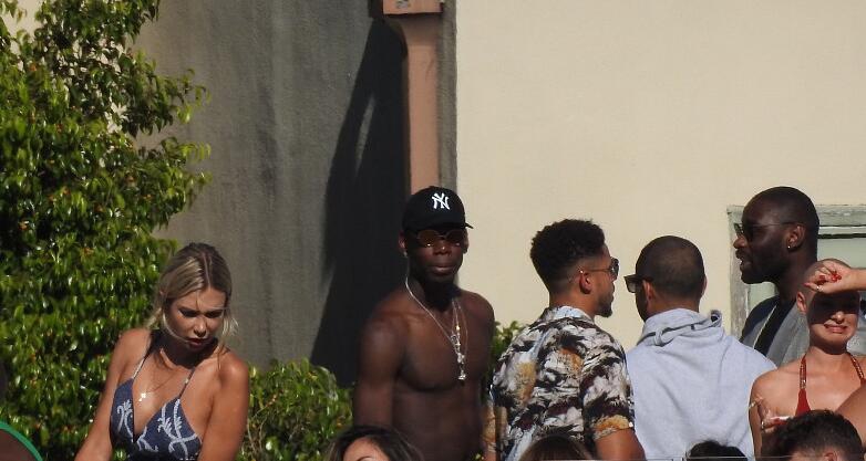 博格巴搞比基尼趴成人女星助阵