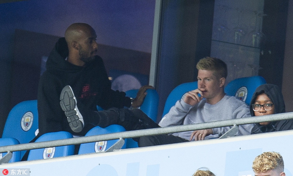 德布劳内伤腿搭上座椅吓坏队友