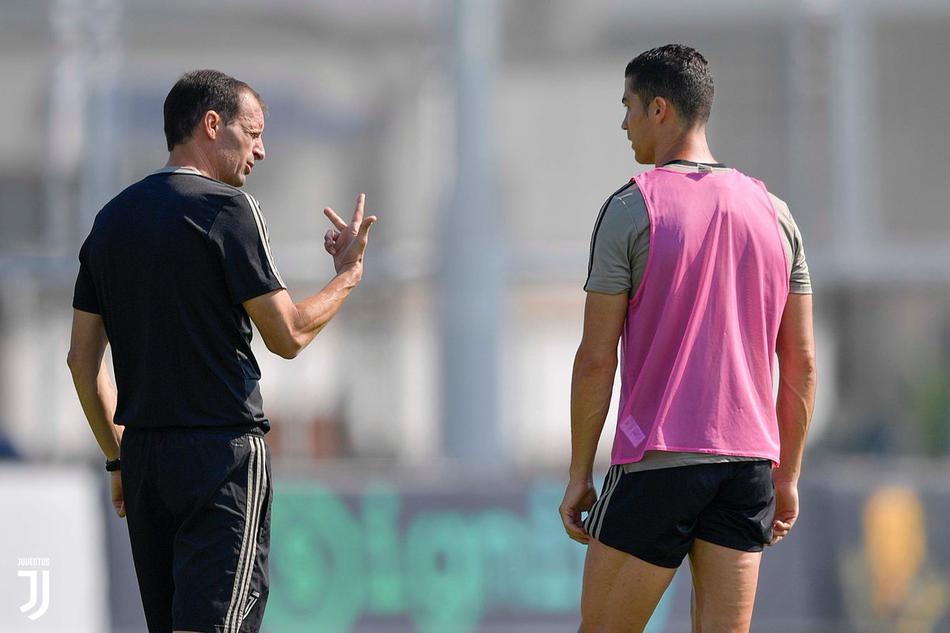 尤文训练备战 C罗抢镜