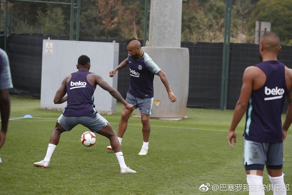 巴萨训练备战 梅西是焦点
