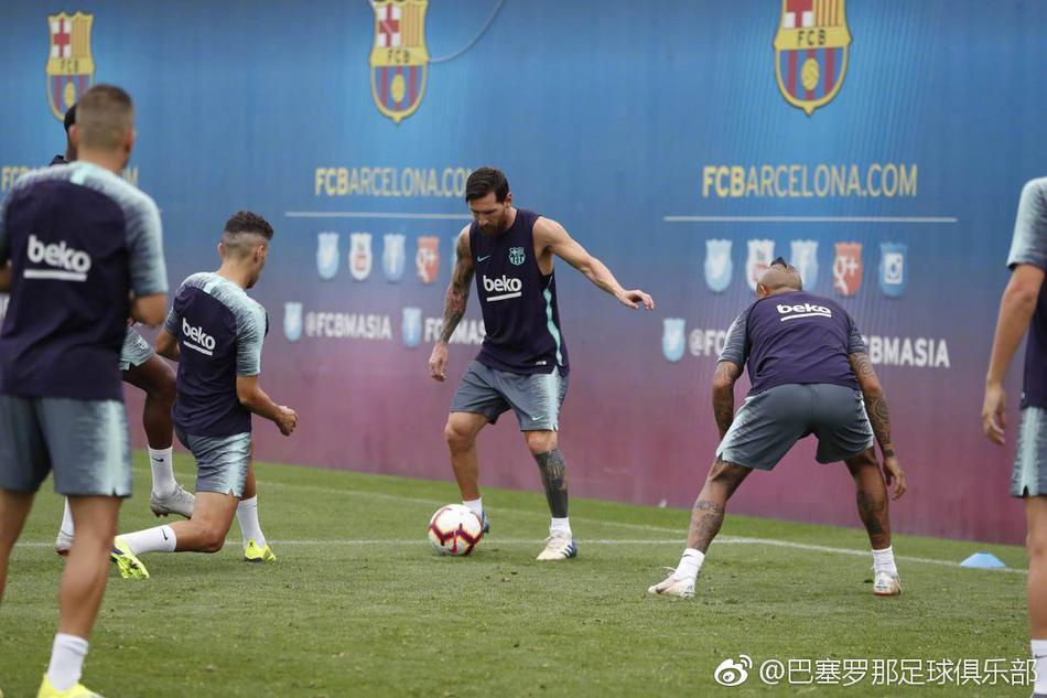 巴萨训练备战 梅西是焦点
