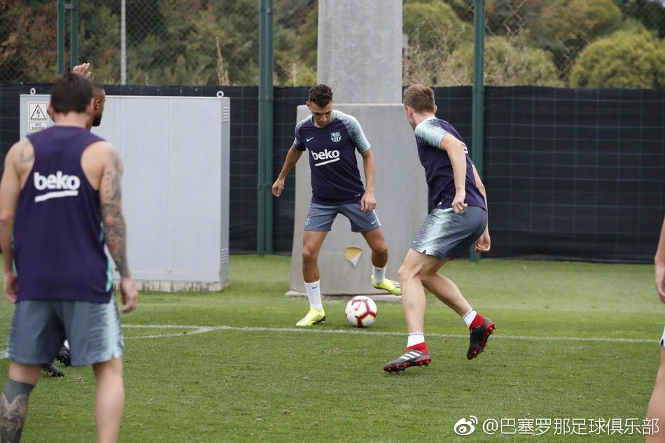 巴萨训练备战 梅西是焦点