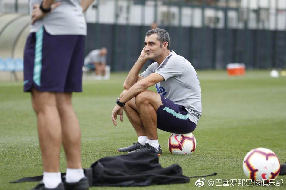 巴萨训练备战 梅西是焦点
