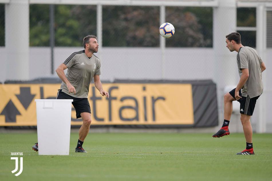 尤文训练 C罗最抢镜