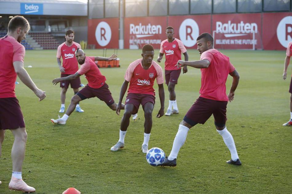 巴萨训练备战欧冠 梅西又坐球