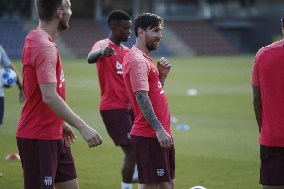 巴萨训练备战欧冠 梅西又坐球