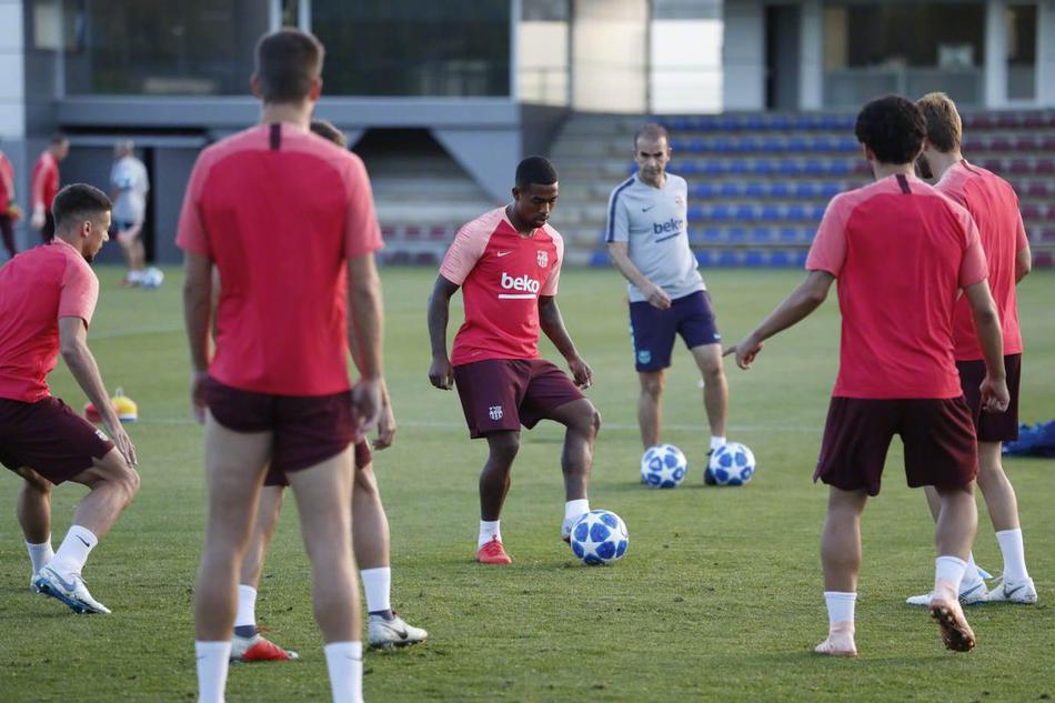 巴萨训练备战欧冠 梅西又坐球