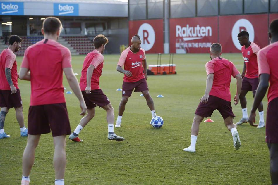 巴萨训练备战欧冠 梅西又坐球