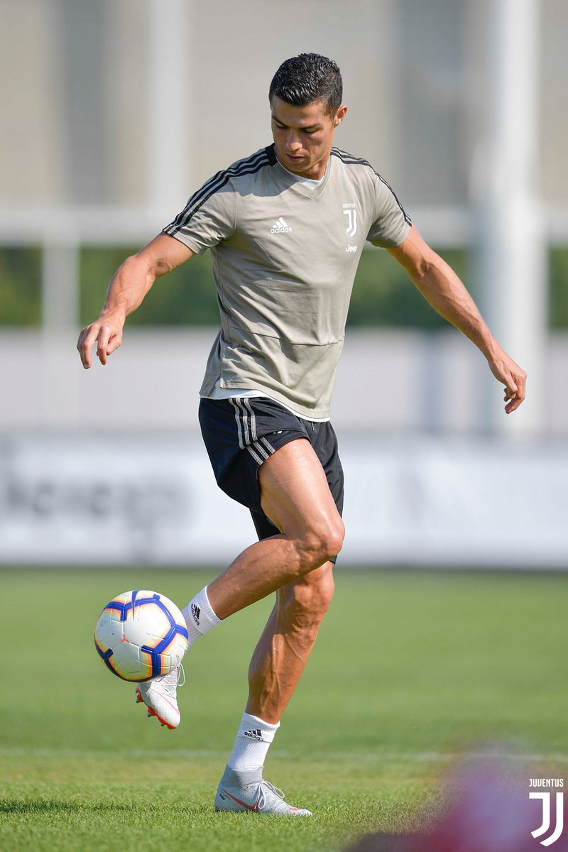 尤文训练备战 C罗抢镜