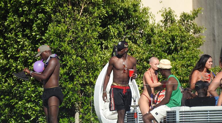 博格巴搞比基尼趴成人女星助阵