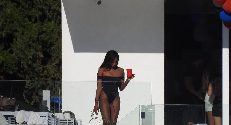 博格巴搞比基尼趴成人女星助阵