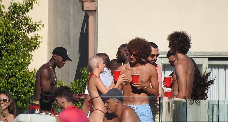 博格巴搞比基尼趴成人女星助阵