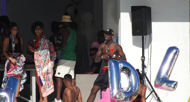 博格巴搞比基尼趴成人女星助阵