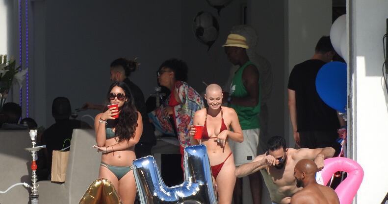 博格巴搞比基尼趴成人女星助阵