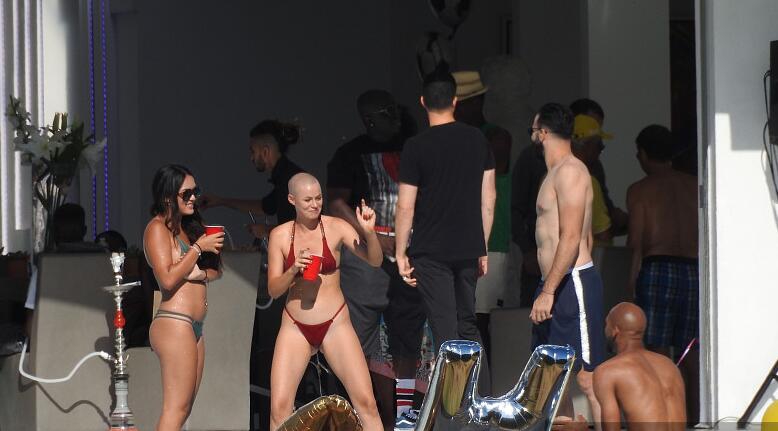 博格巴搞比基尼趴成人女星助阵