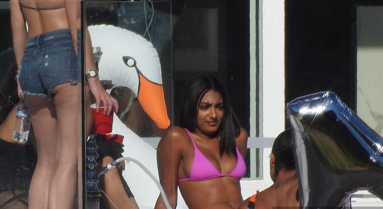 博格巴搞比基尼趴成人女星助阵