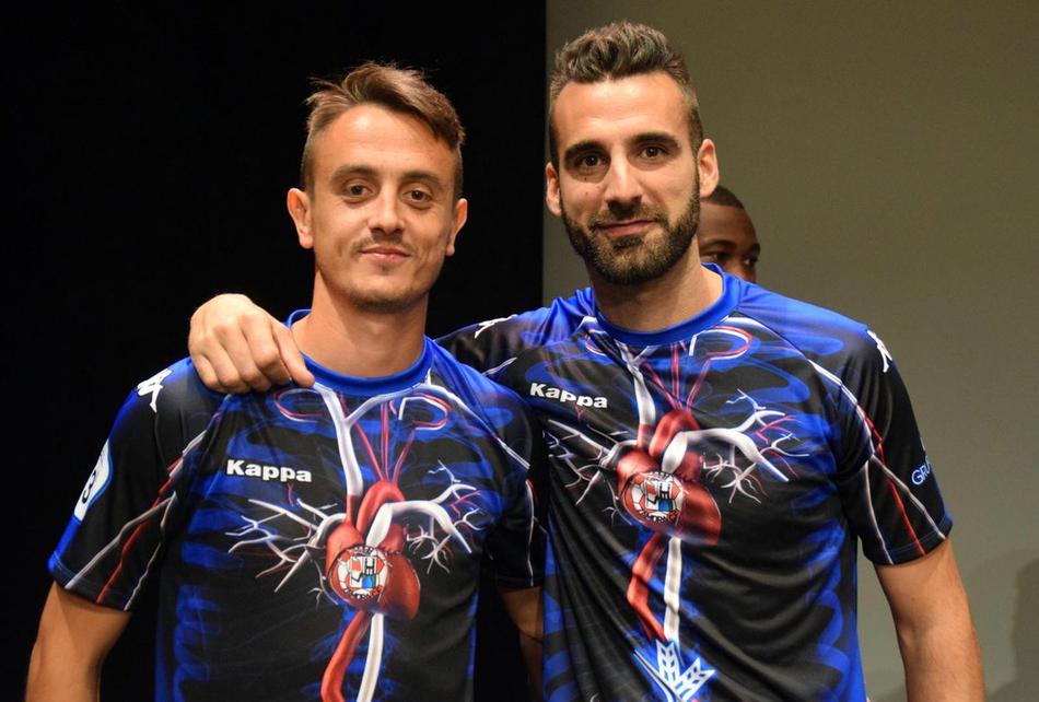 惊了！西班牙俱乐部奇葩球衣