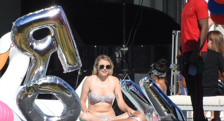 博格巴搞比基尼趴成人女星助阵