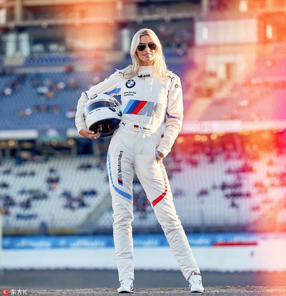 赫迪拉前女友赛车服英姿飒爽